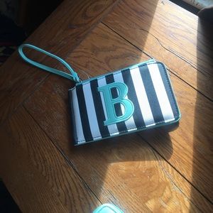 “B” wristlet